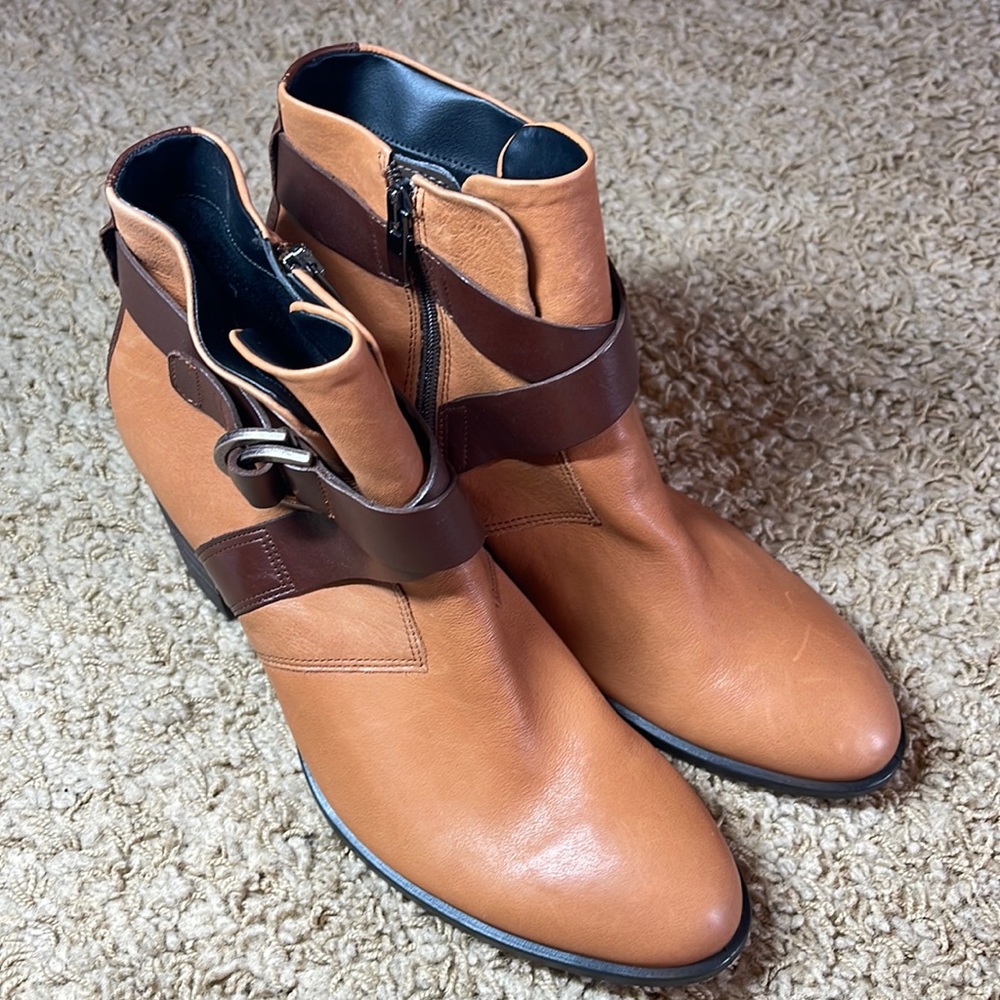 Ecco mid Booties two toned sz 9